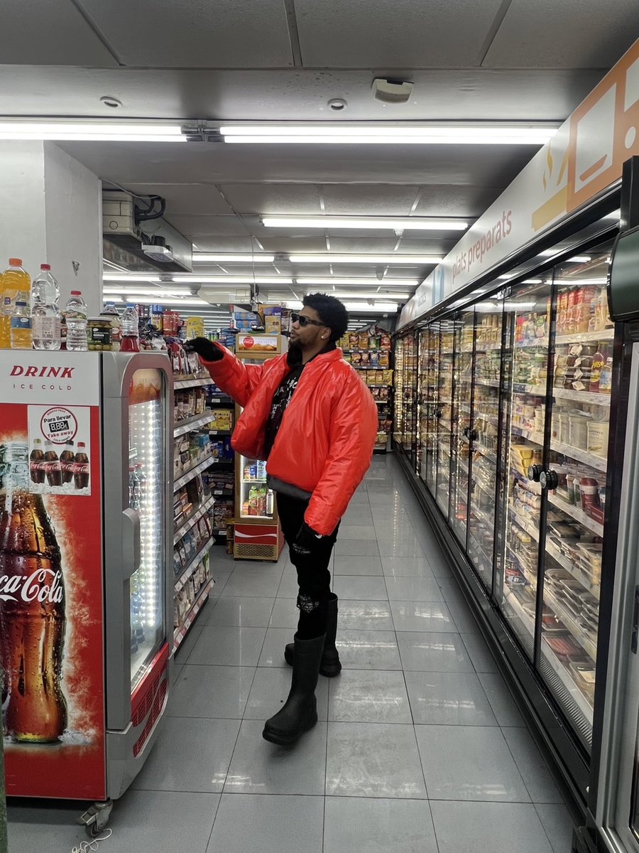 whoispadrone's tweet image. I design fire hoodies no bap 🖤