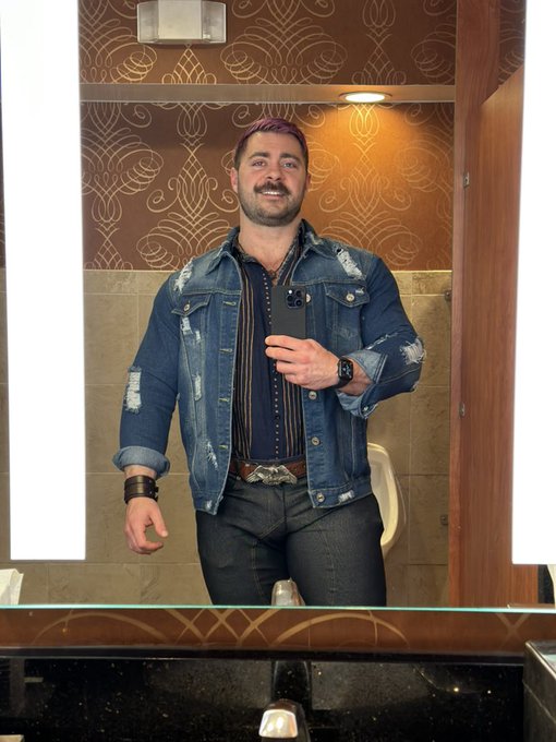 The category is: 70&rsquo;s daddy realness   My industry awards dinner, 1970&rsquo;s theme https://t.co/UvXewRO6<a href="/tag/flexfriday"class="tags"><span>#flexfriday</span></a>