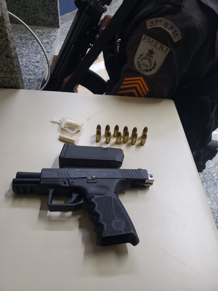 PMERJ's tweet photo. Um criminoso armado com pistola foi preso na noite desta sexta-feira (10) em uma ação da força tarefa de combate ao crime do #37BPM (Resende) na Rua Mauro Barros Teixeira Franco, em #Quatis.
#PMERJ
#ServireProteger https://t.co/oX7qZgI6X1