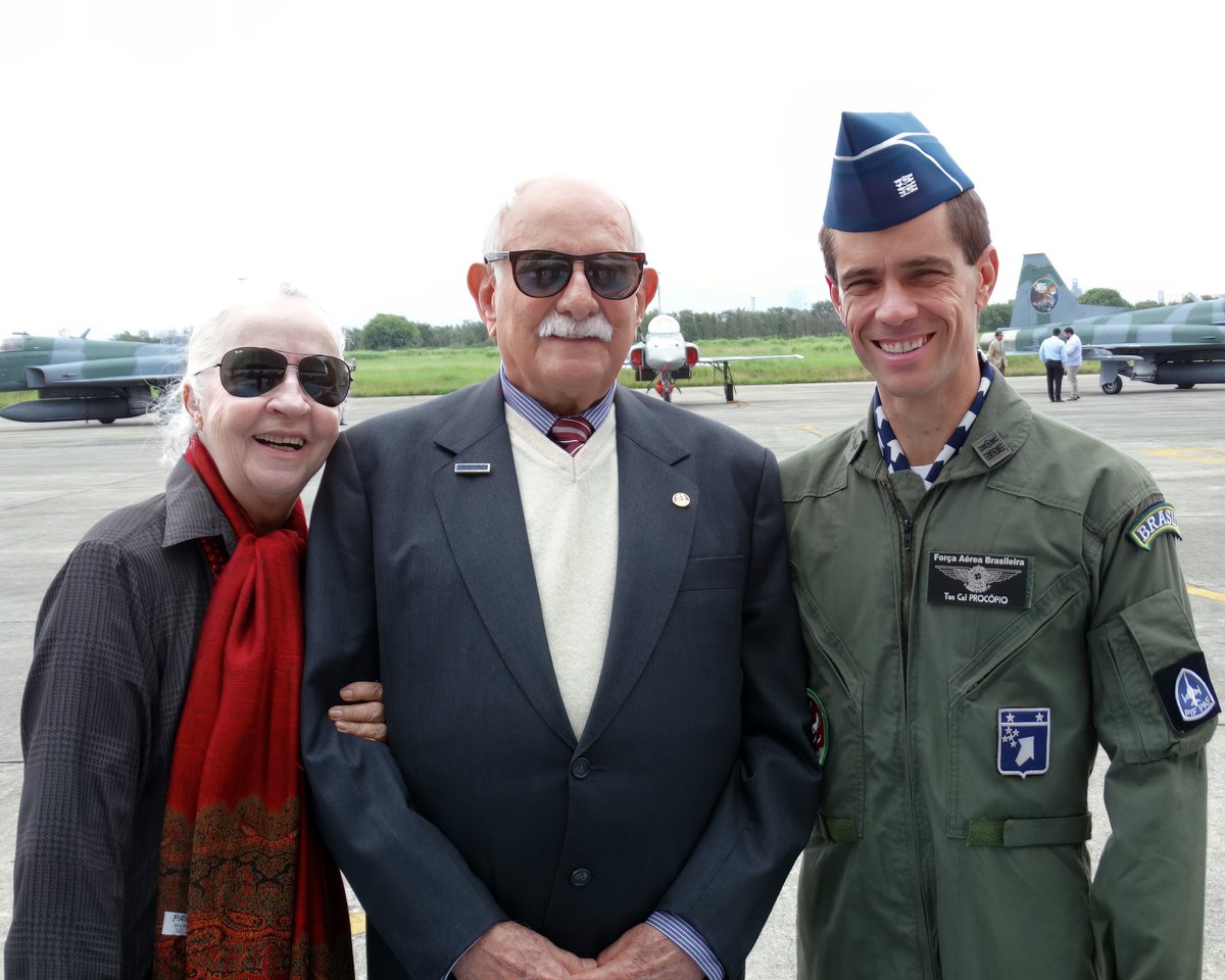 sentandoapua's tweet photo. Veterano João Rodrigues, sua esposa e o Ten-Cel Procópio no 73º aniversário do Grupo de Caça, BASC, 16 DEZ 2016

#FAB #BASC #SentaAPua #GrupoDeCaça #Jambock #veterano #73anos https://t.co/Z9IjqdBFt3