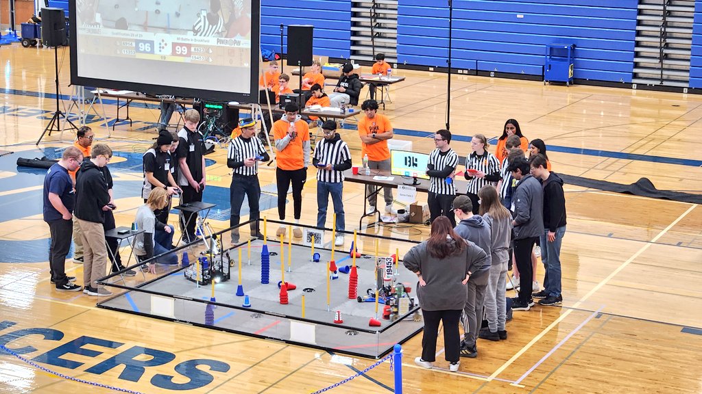 dotsciguy's tweet photo. Middle vs High School.  8823 vs 6914.  Chaos vs Mayhem.  1 district. 1 @sfrobotics_wi. #omgrobots #hardestfunever https://t.co/McRNA07sRd