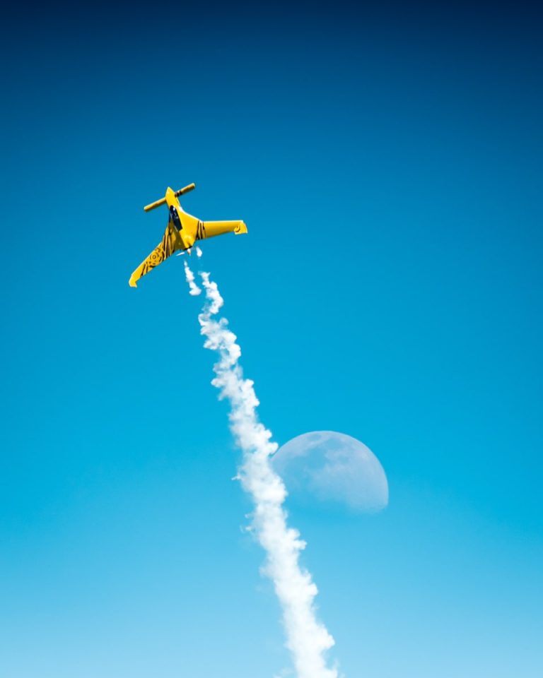 It's not an alien spaceship, it's the amazing Kyle Fowler and his Long EZ coming to #SNF23.  Go EZ Aerobatics will be performing with their unique aircraft at both our day and night airshows!  Have you ever seen the Long EZ perform?

BTW, do you know who designed the Long EZ?
