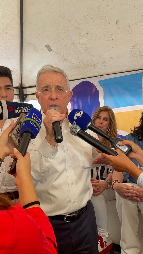 “Nos importa desde la señora que vende chontaduro, hasta el empresario”

Presidente <a href="/AlvaroUribeVel/">Álvaro Uribe Vélez</a>