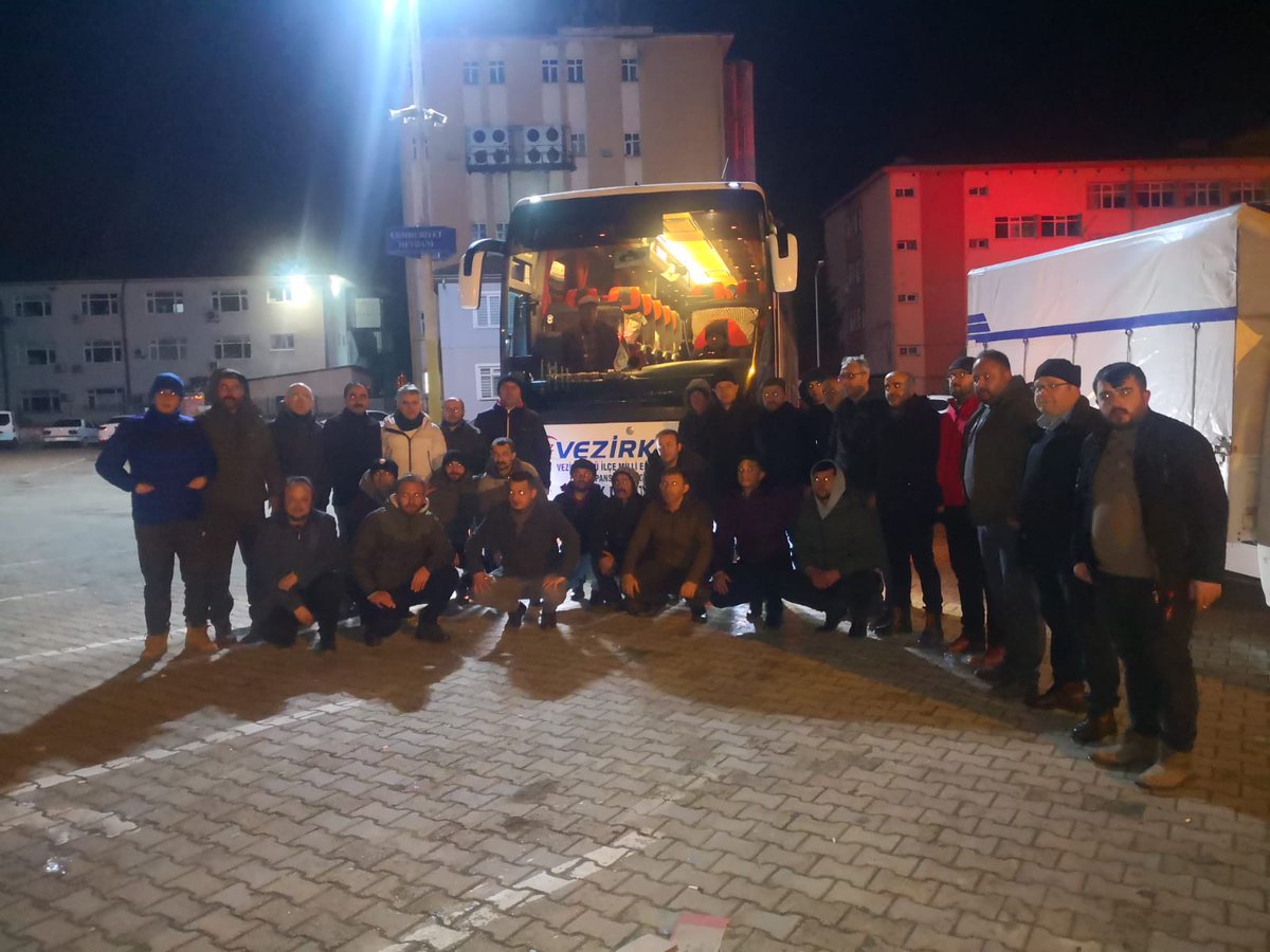 Müdürlüğümüz koordinasyonunda Vezirköprü ilçemizdeki okullar tarafından ilk etapta 7. 000 kişilik hazırlanan sıcak yemek Termoboxlarla sıcak bir şekilde Kahramanmaraş - Elbistan deprem bölgesine ulaştırılarak vatandaşlarımıza sıcak şekilde dağıtıldı.  <a href="/prof_mahmutozer/">Mahmut Özer</a>