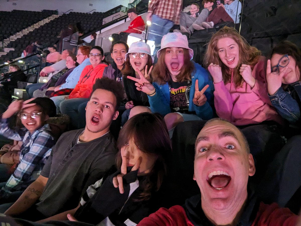 StevenHBuhr1's tweet photo. Singing, rocking, jumping yelling for the King! @winterjamtour #impactyouth #vlindy #teensrock https://t.co/WNnz6H5fBA