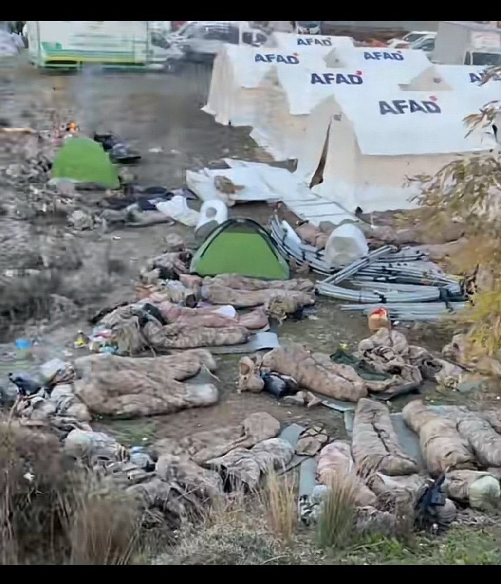 Mağdur vatandaşlarımız çadırda yatabilsin diye Mehmetçik dışarıda yattı!

Dünyanın en yürekli ve mert askeri!
Türkiye tek bilek, tek yürek!