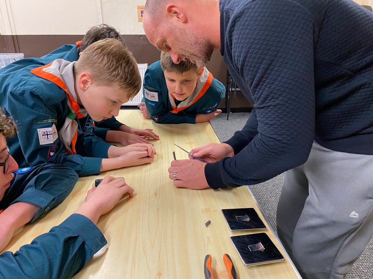 HuytonScouts's tweet photo. Acting Skills and Emergency Aid-Stage 3 at Scouts, followed by 'have a go' plug wiring for the DIY activity badge with parents. Well done 'Scout of the Week' and congratulations to our newest Scout on your investiture. Well done and thank you everyone. #SkillsForLife #GoodForYou https://t.co/rsB8zgzcPD