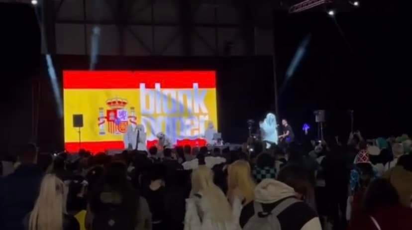 BlankPaperFr's tweet image. ☀️ Une 1ere journée de Japan Weekend Madrid qui se termine bien pour notre groupe favoris. 

Le 🇪🇸 était représenté sur l’écran de la scène lors du show et de nombreux fans avaient fait le déplacement afin de soutenir BLANK PAPER.

#blankpaper
@blank_paper_jp
@JPUrecords 
⏬️