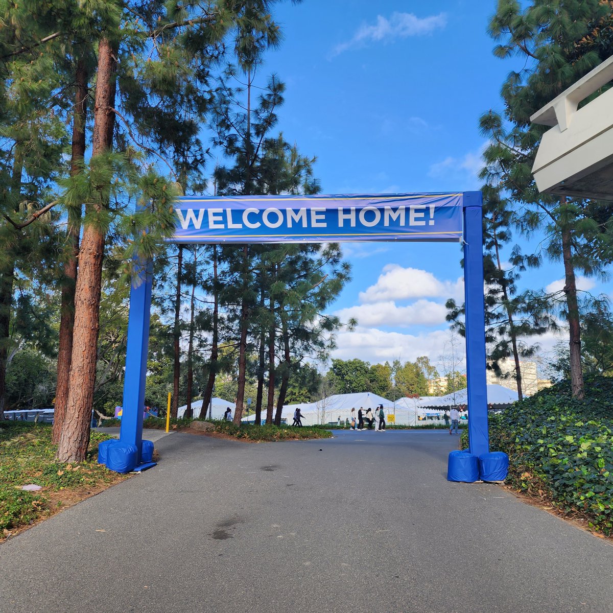 #UCIHomecoming is underway!! This is the first one since 2020. So many #GradEaters and #UCIAlums! In Aldrich Park until 6 pm, so make your way over!