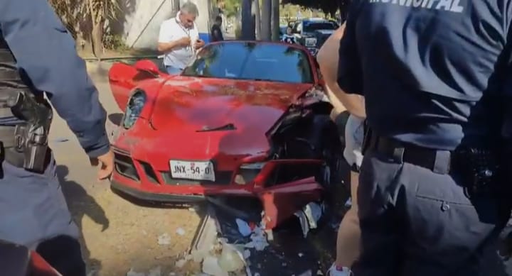 JCMunguiaA92's tweet photo. Al exterior de la unidad deportiva revolución sobre Pablo Neruda al cruce de Nueva Escocia en la colonia Providencia, se reporta un choque múltiple que involucró a dos Porsche de último modelo, valuados ambos en más de 2 millones de pesos. https://t.co/2W4vytD2GJ