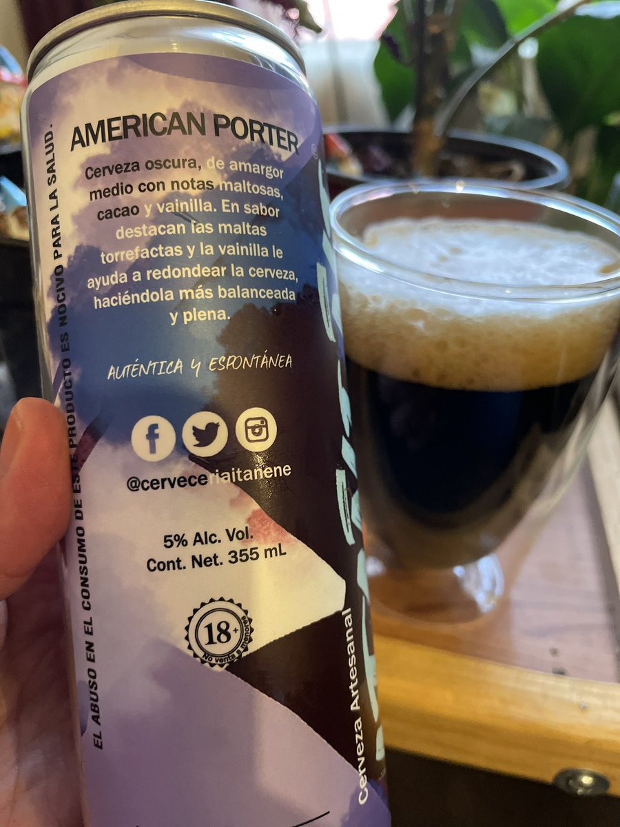 BayitaSwan's tweet photo. Aquí celebrando el #DíaDeLaCervecera con una deliciosa American porter, de mi querida @gonfi de @CerveceriaItane e integrante de mi amado colectivo @AdelitasCervMx ¡felicidades por esa chelota! https://t.co/M6owyGViSe
