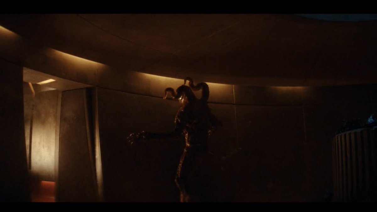 nomicon_the's tweet photo. #TheViewing #guillermodeltoro #CabinetofCuriosities 2022 #productiondesign #artdirection #sfx took a note from #Lovecraft #ColourOutofSpace and the face-melting scene from #RaidersoftheLostArk #horror #mystery Yes, that’s an AK-47. The most blatant example of #Chekhovsgun ever https://t.co/YWQI4YBINI