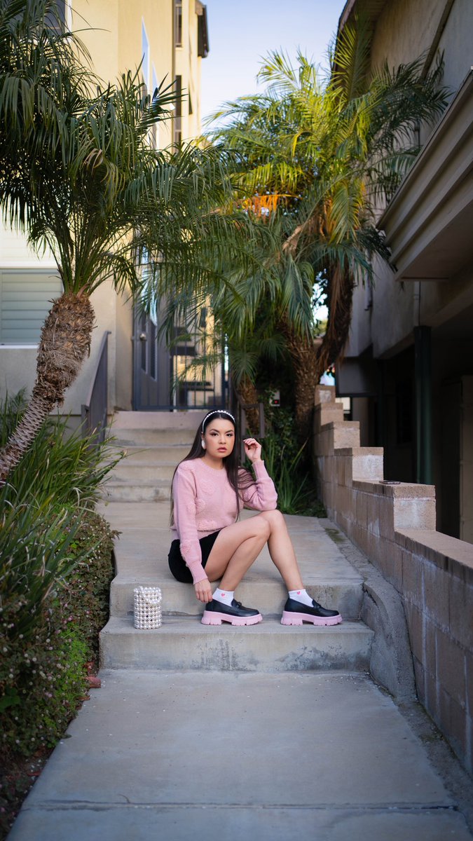 ShaunaBaker's tweet image. I don't like to post negativity, but to the grown women who rolled down the windows in their car for the sole purpose to laugh cackle at me while I taking these photos...who hurt you? 👀 #NativeTwitter #NativeContentCreator Btw: Pink beaded earrings by @hoshontomba 💕