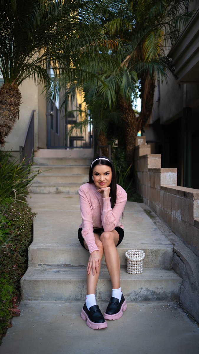 ShaunaBaker's tweet image. I don't like to post negativity, but to the grown women who rolled down the windows in their car for the sole purpose to laugh cackle at me while I taking these photos...who hurt you? 👀 #NativeTwitter #NativeContentCreator Btw: Pink beaded earrings by @hoshontomba 💕