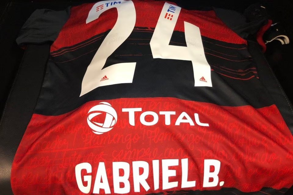 futebol_info's tweet photo. Arco-Íris, grupo LGBTQIA+, entrou com uma ação contra o Flamengo por violação dos direitos humanos.

Grupo aponta homofobia do Fla ao não usar a camisa 24 na Copinha. Arco-Íris já havia acionado a CBF na Justiça pelo mesmo motivo.

A indenização pedida é de R$ 1 milhão.

🗞 @UOL https://t.co/Ob8rYtS1Ah
