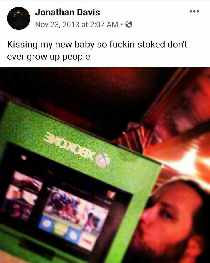 Jonathan Davis kisses his new baby (2013)