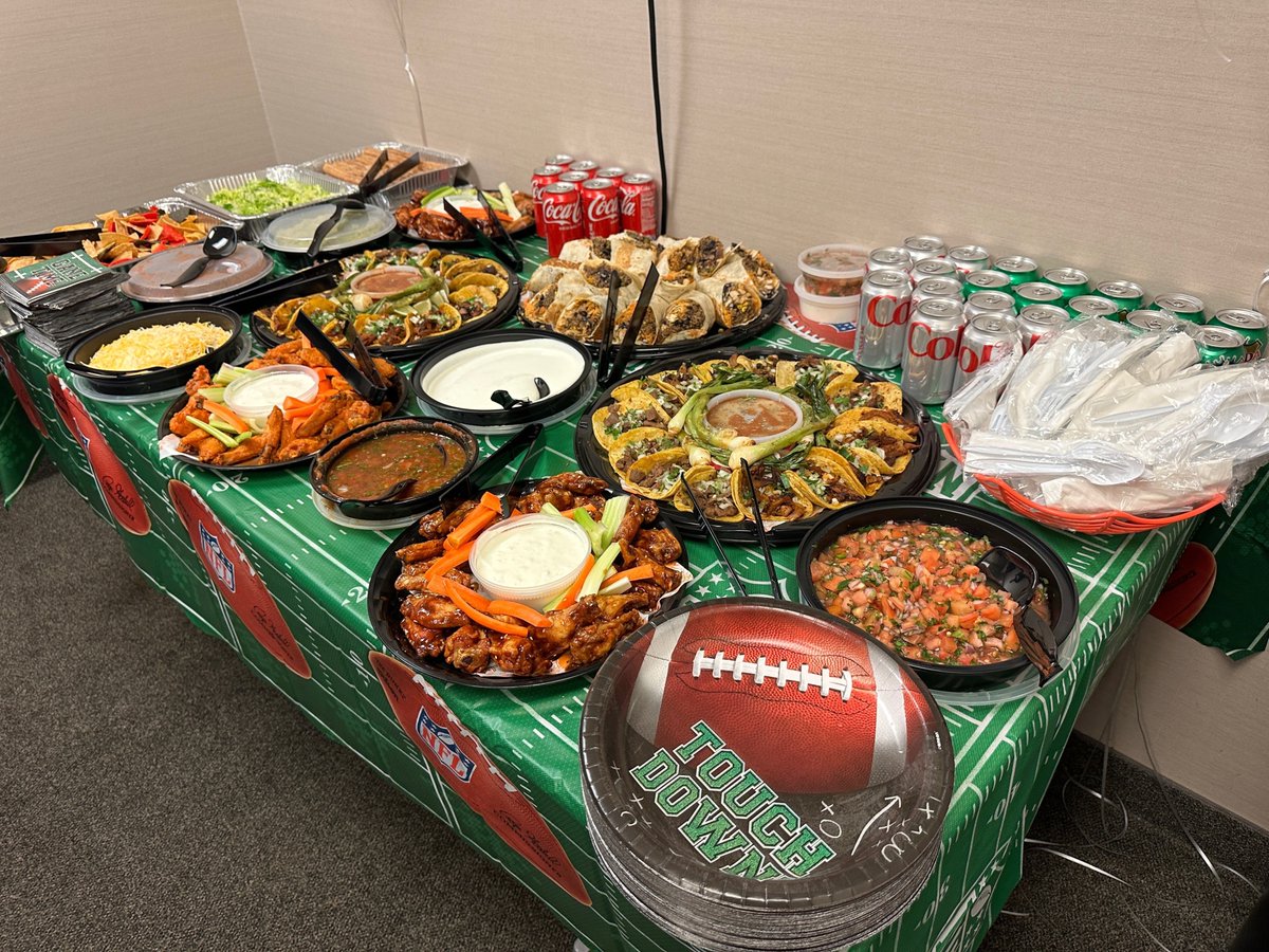 jaguarparamus's tweet photo. Go Team Paramus. Pre-Big Game festivities this Saturday for the team. Nothing like a Big Game feast to get you through the day. Our wonderful caterers for the win with their delicious wings and things. Thanks for the delicious eats. Who are you rooting for? #Chiefs vs #Eagles. https://t.co/JXkEhFl5o2
