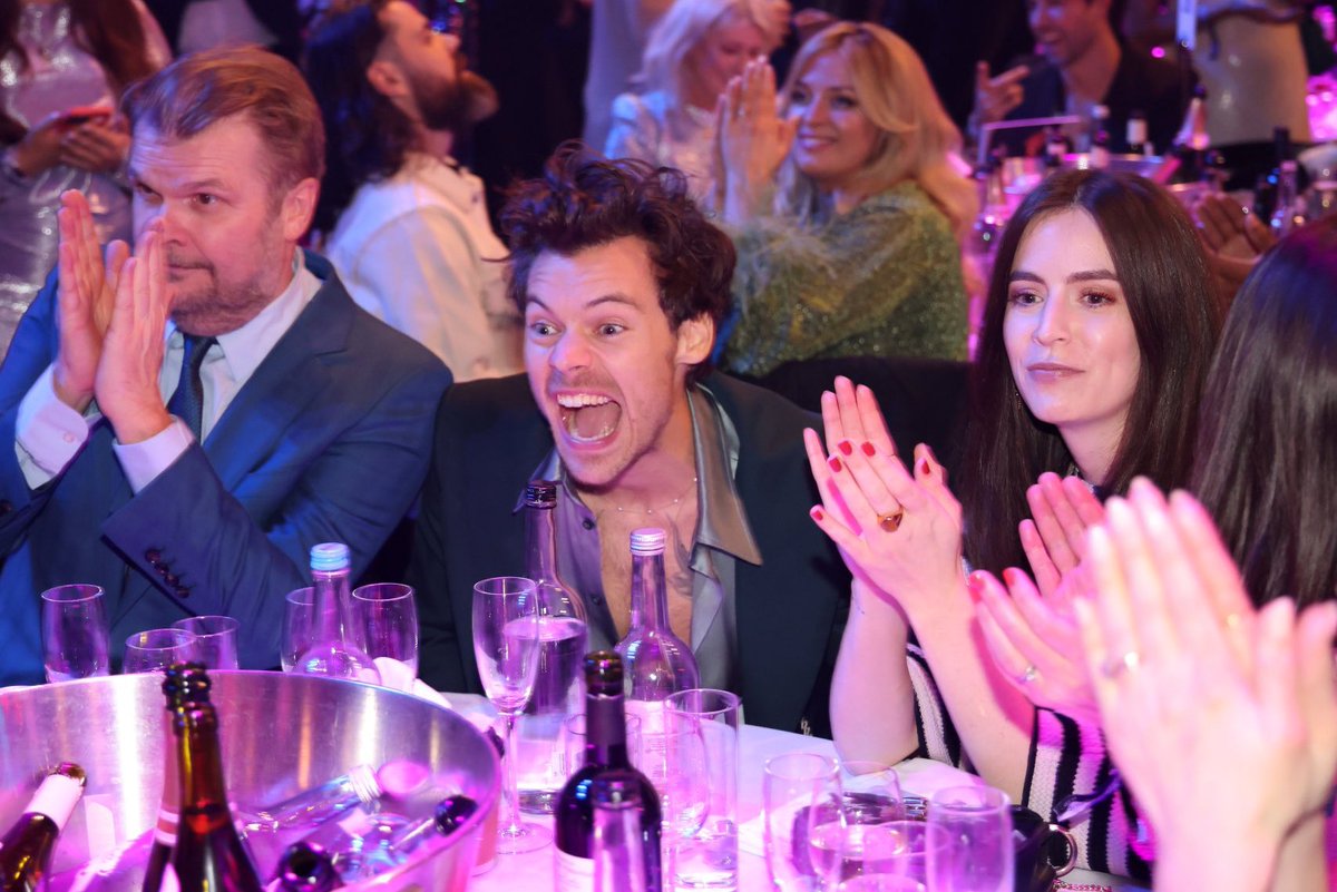 คřțî♡ on Twitter "RT thehrrycore Harry’s reaction to winning AOTY at