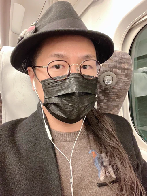 新幹線乗りました。東京向かいます。お供のブローチはぽっぽちゃん、セーターはクークーにしたので心強い酔いませんように〜 