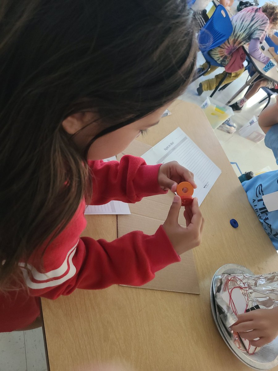 jenepurr's tweet photo. Open ended magnet explorations with @MysterySci #ibhawksfly https://t.co/Hy516bSy3n