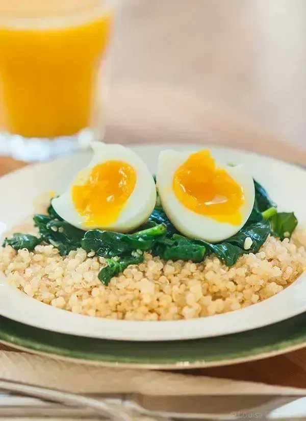 Not sure what to make for lunch? Pull out the eggs and make soft-boiled eggs on a bed of quinoa + spinach!

Quick, easy and delicious >>buff.ly/2DQx07t 
#recipe #eggs #cooking