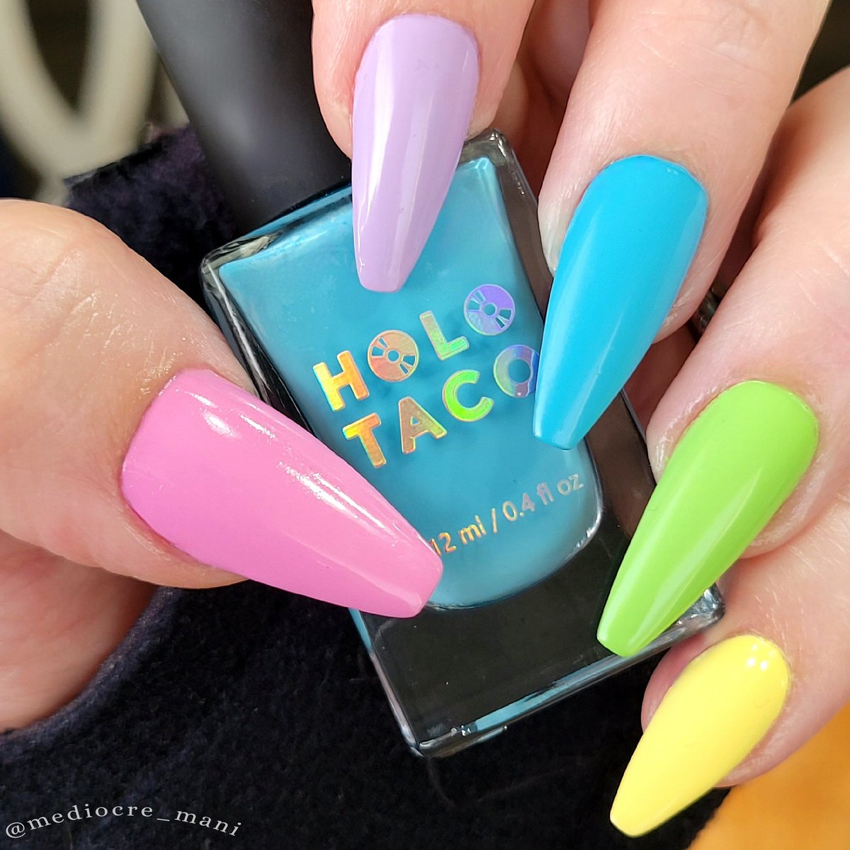 Hey @nailogical will you be releasing a yellow creme similar to my pinky nail in this @holotaco #skittlemani 🔍👀 
I had to mix Banana Hacks 🍌 with Not Milky White to get this shade. 😅

#paintwithsimply 
instagram.com/p/CoilUJXuLWD/…