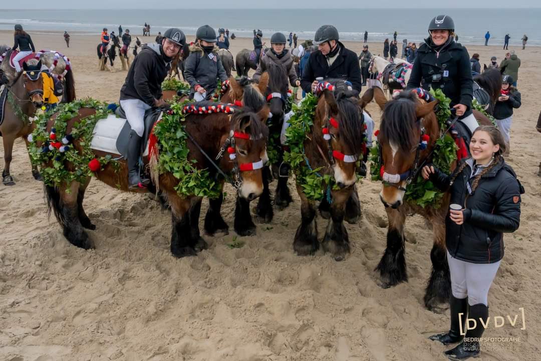 Vandaag genoten van de #eerste #strâo van het jaar in #Renesse. Fijn dat het weer kan! Welkom #burgemeester @JackvanderHoek als strâo ruiter. Volgend jaar weer? Trots op het hele team van Stal ‘t Hoge Burgh, we wonnen de eerste prijs voor de mooist versierde paarden!