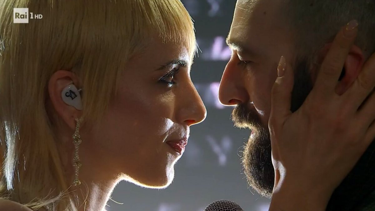 blinkhbdl's tweet photo. questi due hanno isolato il loro amore dal mondo per proteggerlo e io mi emoziono ogni volta a guardarli 
#sanremo2023 https://t.co/SiP02aDyTo