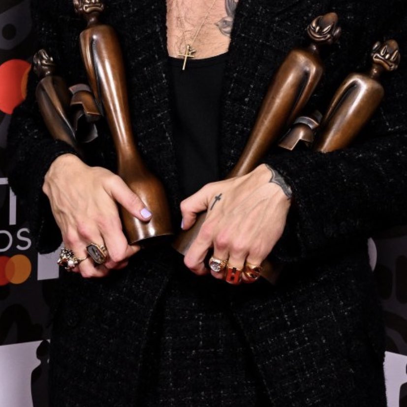 HSFEATURES's tweet photo. Harry styles with his Brits!!!!!!’ https://t.co/J00ZC7xfK4