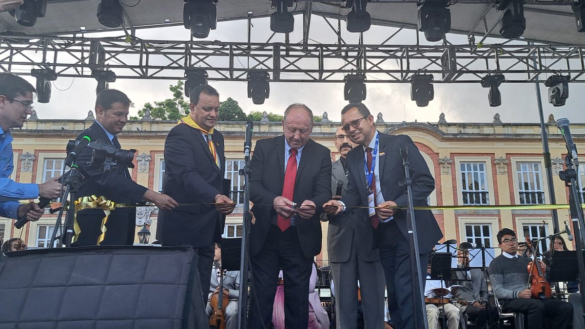 adventistasco's tweet photo. Se otorgo reconocimientos a cada uno de nuestros representantes de la República. Senadores, directoras de la libertad religiosa y alcaldia de Bogotá. También se otorgo reconocimiento a nuestro director de la Radio Mundial y Presidentes del campo de la Unión Colombiana Del Sur. https://t.co/MeCqxtsWAu