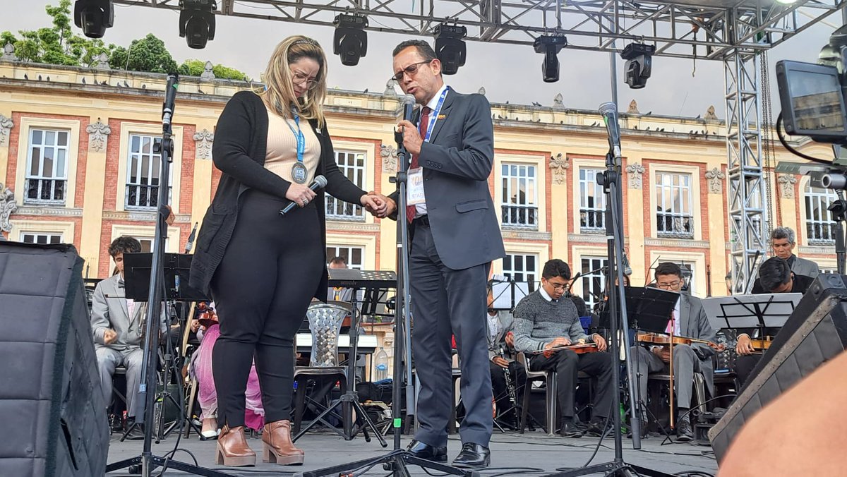 adventistasco's tweet photo. Se otorgo reconocimientos a cada uno de nuestros representantes de la República. Senadores, directoras de la libertad religiosa y alcaldia de Bogotá. También se otorgo reconocimiento a nuestro director de la Radio Mundial y Presidentes del campo de la Unión Colombiana Del Sur. https://t.co/MeCqxtsWAu