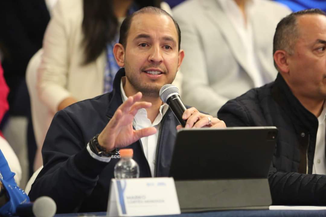 CarlosVargasDFT's tweet photo. Neta, que escuchar el discurso de @MarkoCortes hoy  sobre el "legado" de @AispuroDurango, hizo que se me revolviera el estómago 🤢. 

Con todo respeto, pero nada más vino a decir pendejadas a #Durango.
#NoMamar https://t.co/jJnX7qzB6O