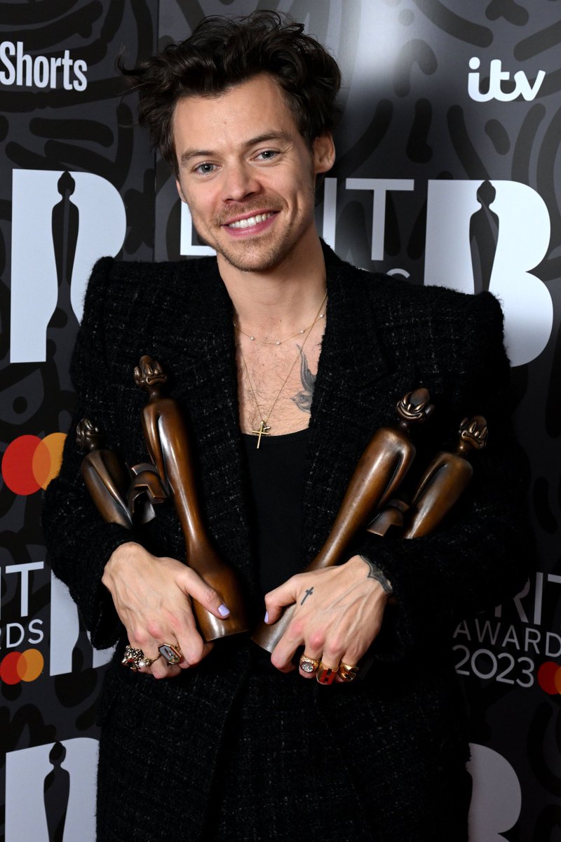 HEStylesARG's tweet photo. .@Harry_Styles con sus premios de esta noche en sus cuatro categorías ganadas en los #BRITs 2023 esta noche https://t.co/v7wiK7NZ9b