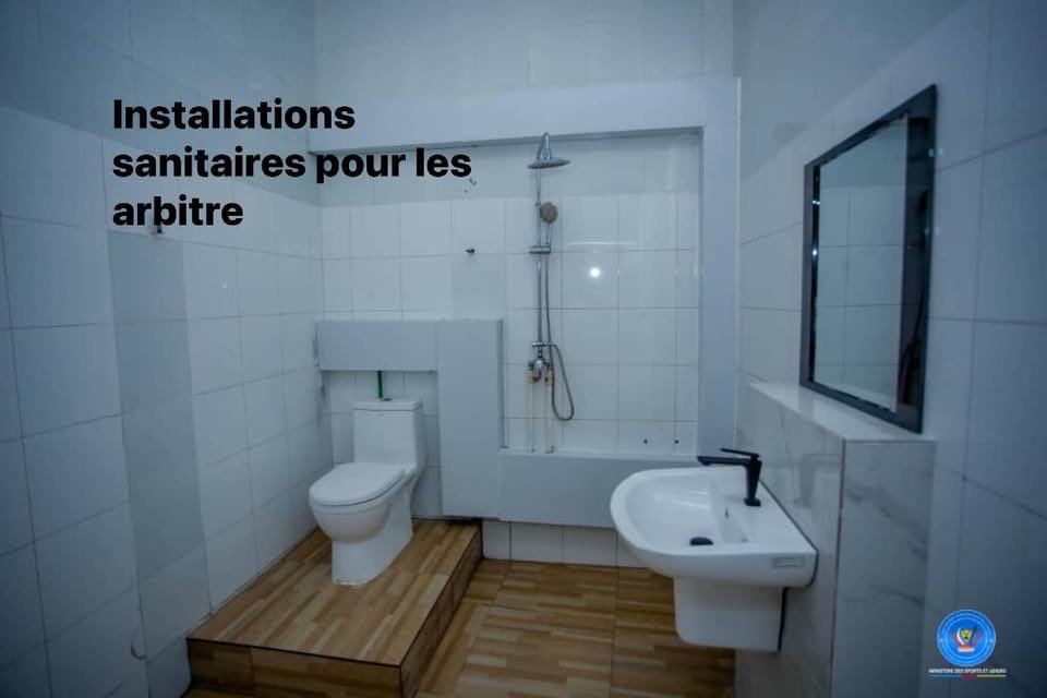 Kalengm's tweet photo. Les frappeurs ont fait une frappe chirurgicale au niveau du stade de martyrs ! Les images de vestiaires postées n'ont été que le "service après vente" des frappeurs😂😂.
VAR de l'état réel de ces vestiaires, comme vécu par les inspecteurs de CAF ! Vive la frappe 😂😂😂 https://t.co/PLBolZ6M8v