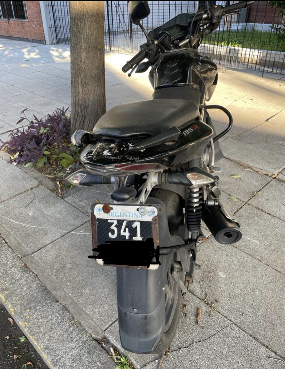 PabloUcha's tweet photo. A través de mi madre me llega esta historia que tiene que ver con un misterio, una moto y el Mundial.  Sigue… https://t.co/frYmqAv0tm