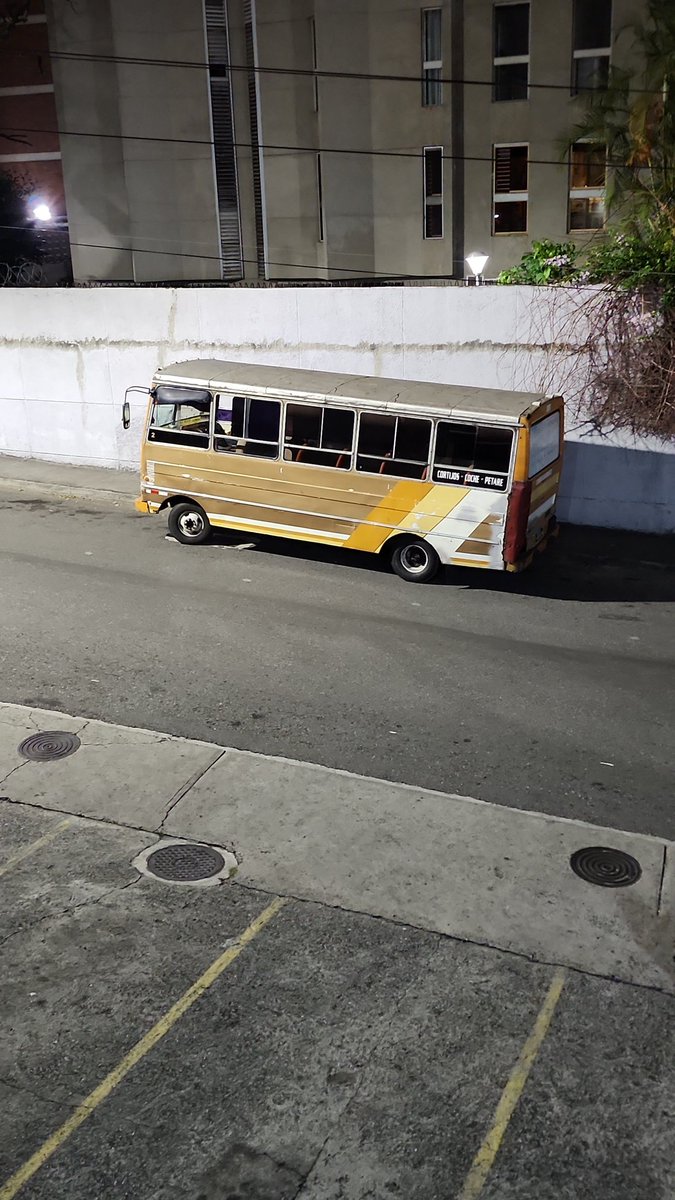 jcnavarrom's tweet photo. Es imperante la actuación de @policiachacao @Chacao @AmbienteChacao @palosgrandes para retirar definitivamente estos autobuses que se paran de noche en la Av. ANDRÉS BELLO de Los Palos Grandes, esto debe terminar. Esta no es una zona para eso. https://t.co/6c0XO6jsXg
