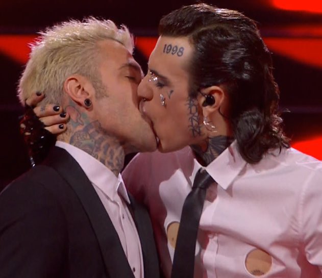 lucadriani's tweet photo. Comunque volevo dire alla Ferragni che dopo stasera può pensarsi libera #Sanremo2023 #Fedez #RosaChemical https://t.co/R2FW5N7Zom