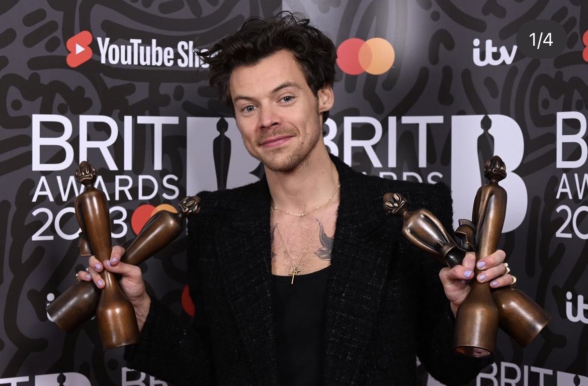 loumeugostoso's tweet photo. BRITs 2021                       BRITs 2023 https://t.co/vC7BimtIt1