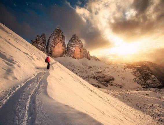 Light and the #Dolomites offer a daily spectacle that never fails to strike a chord in our hearts. Enjoy this #sunset on the Tre Cime di Lavaredo with us!

#TreasureItaly #Italy #travel #Italia #Travel