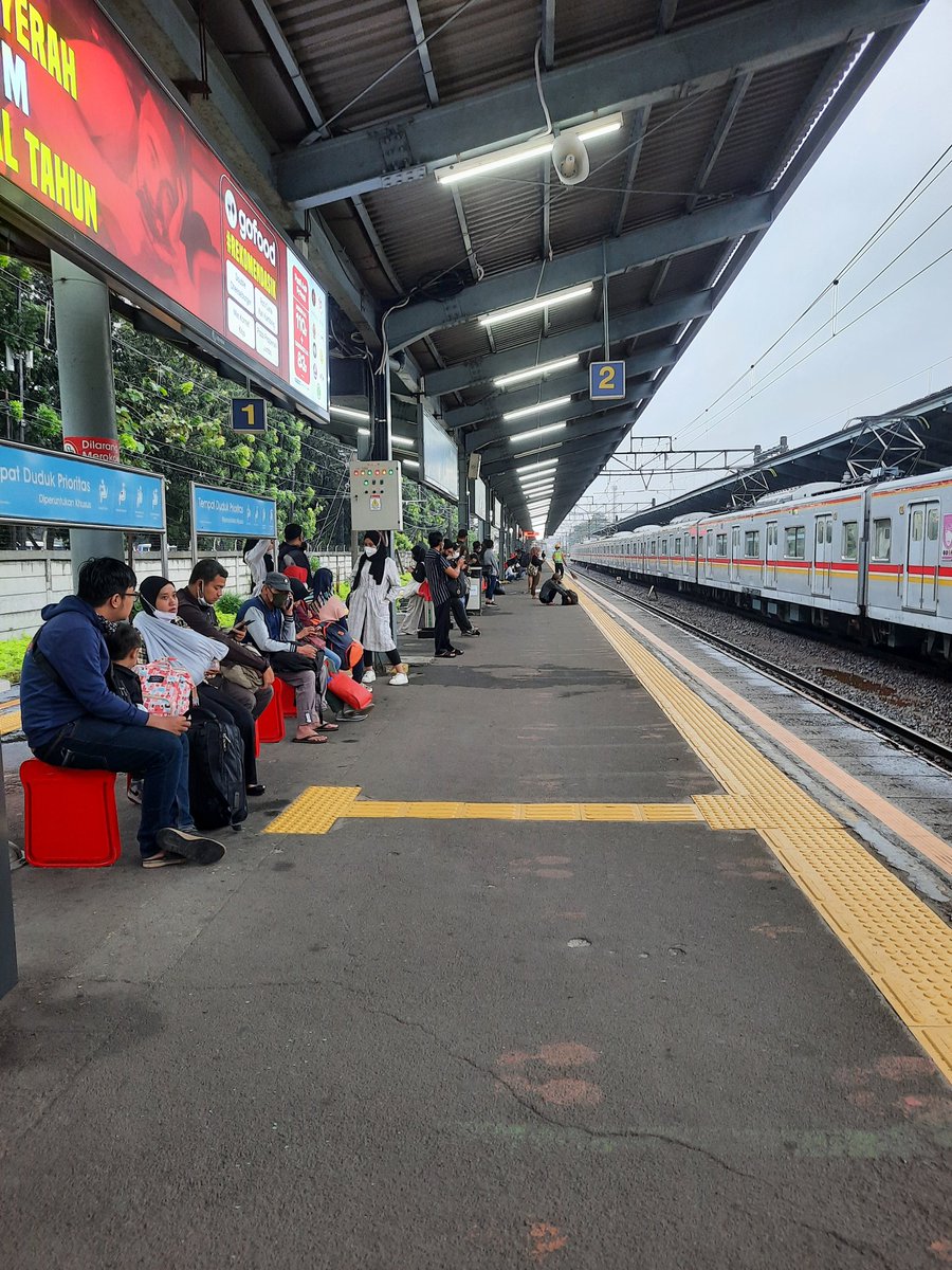 Dymabiloph's tweet photo. Ini gmn kereta arah Jkt - bogor ga ada dr pagii @CommuterLine katanya gangguan operasional di manggarai. Tp ga selesai² Ga ada solusi ya, byk bgt yg nunggu sampe bludak apalagi anak² pgn liburan ! Masa pilihanya suruh naik yg lain. Enk bgt klo ngomng. https://t.co/XK5J1Z0h2U