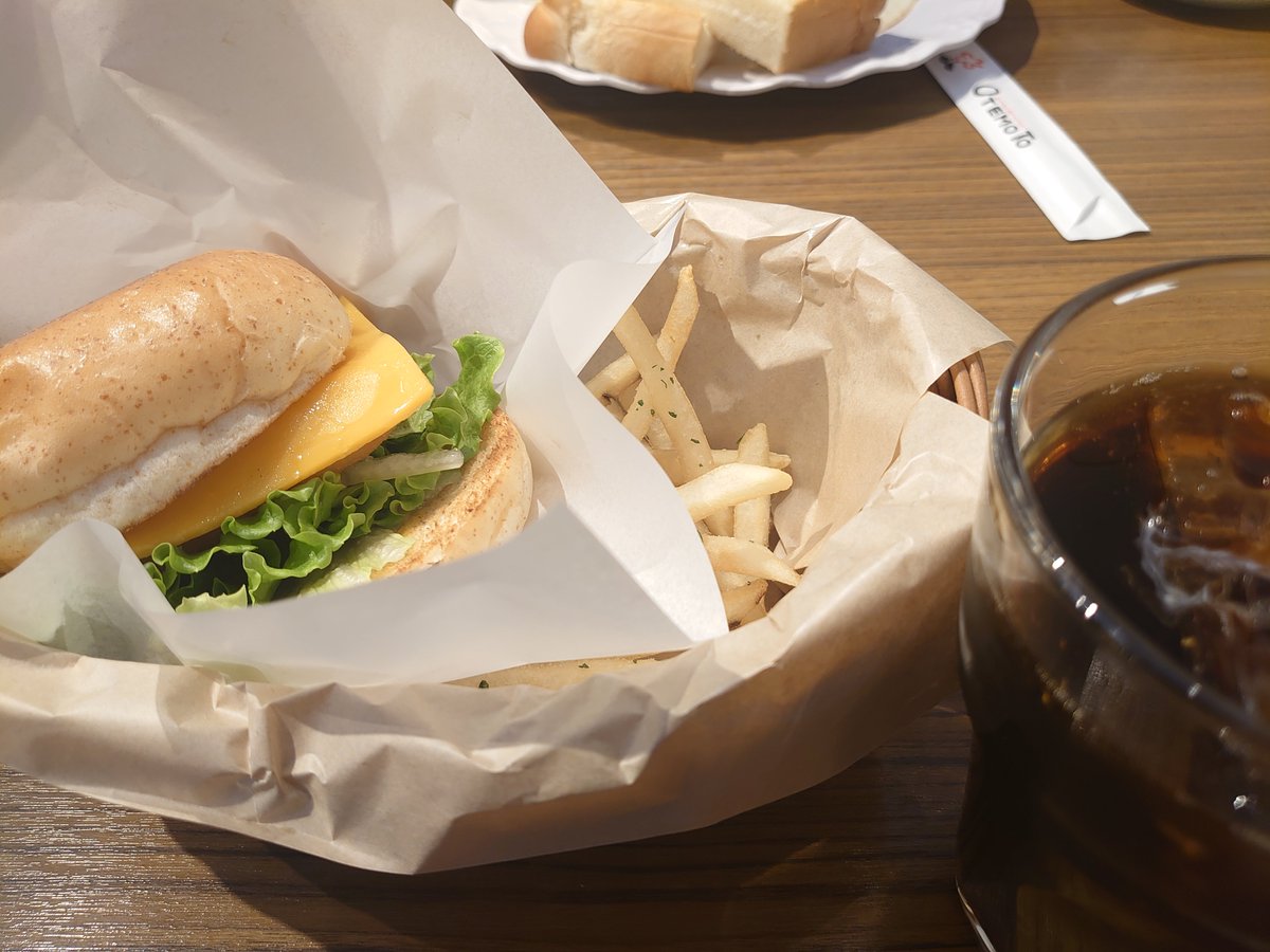 pekepeke130's tweet photo. おはようございます✨
フィッシュバーガー🍔モーニング☕
#珈琲元年
#モスクオリティ https://t.co/rM6Rl7paTV