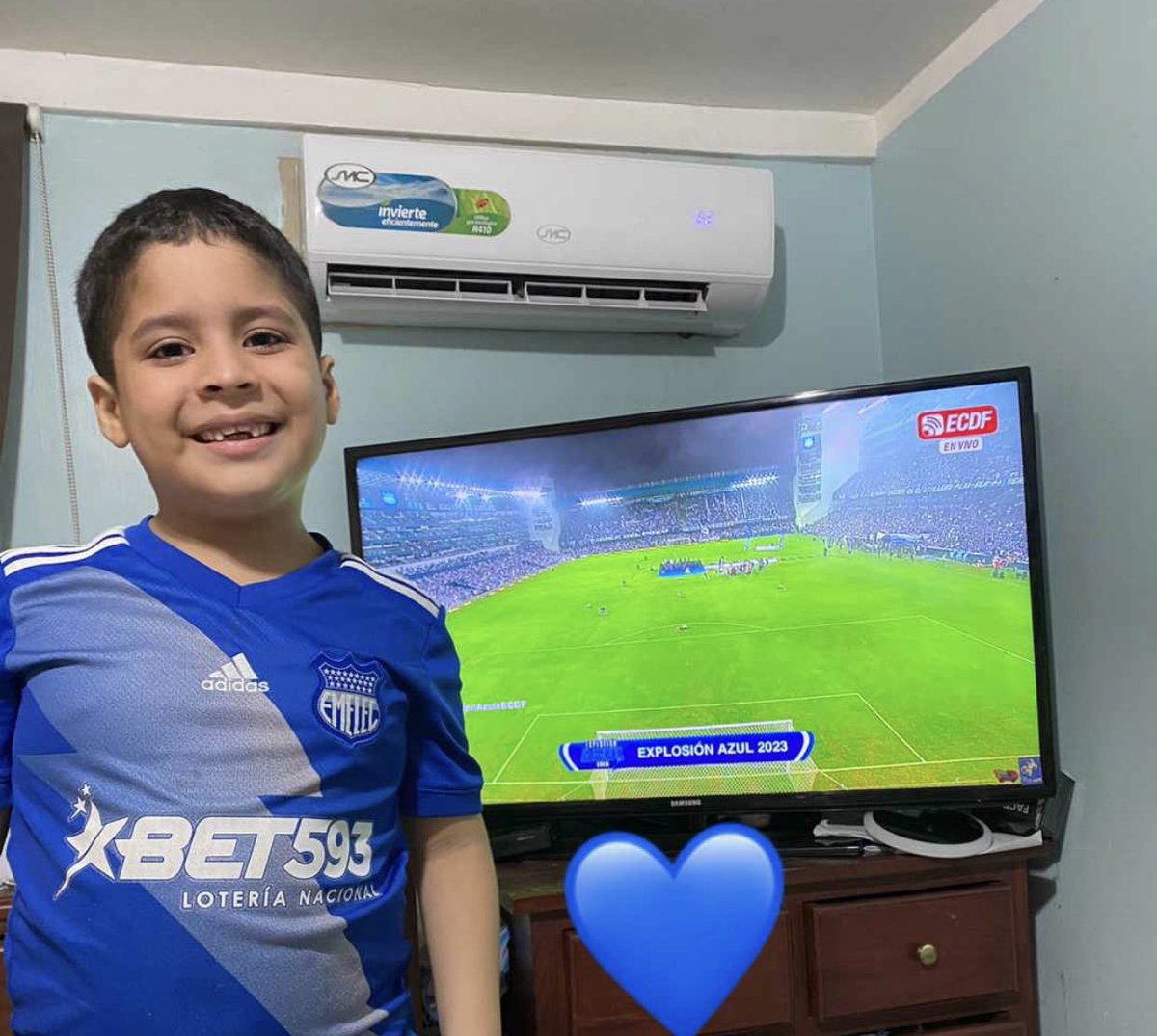 CarlaFreireC's tweet photo. EMELEC💙 #EXplosionAzulxECDF https://t.co/tArihFzPLP