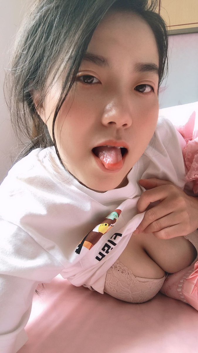 phung22k's tweet photo. Bú giúp chị đc không mấy e  Vào sét kèo  tại Đây Nha 👇🏼👇🏽👇🏾https://t.co/WXbporIzU9 https://t.co/KR2HHS2k1v