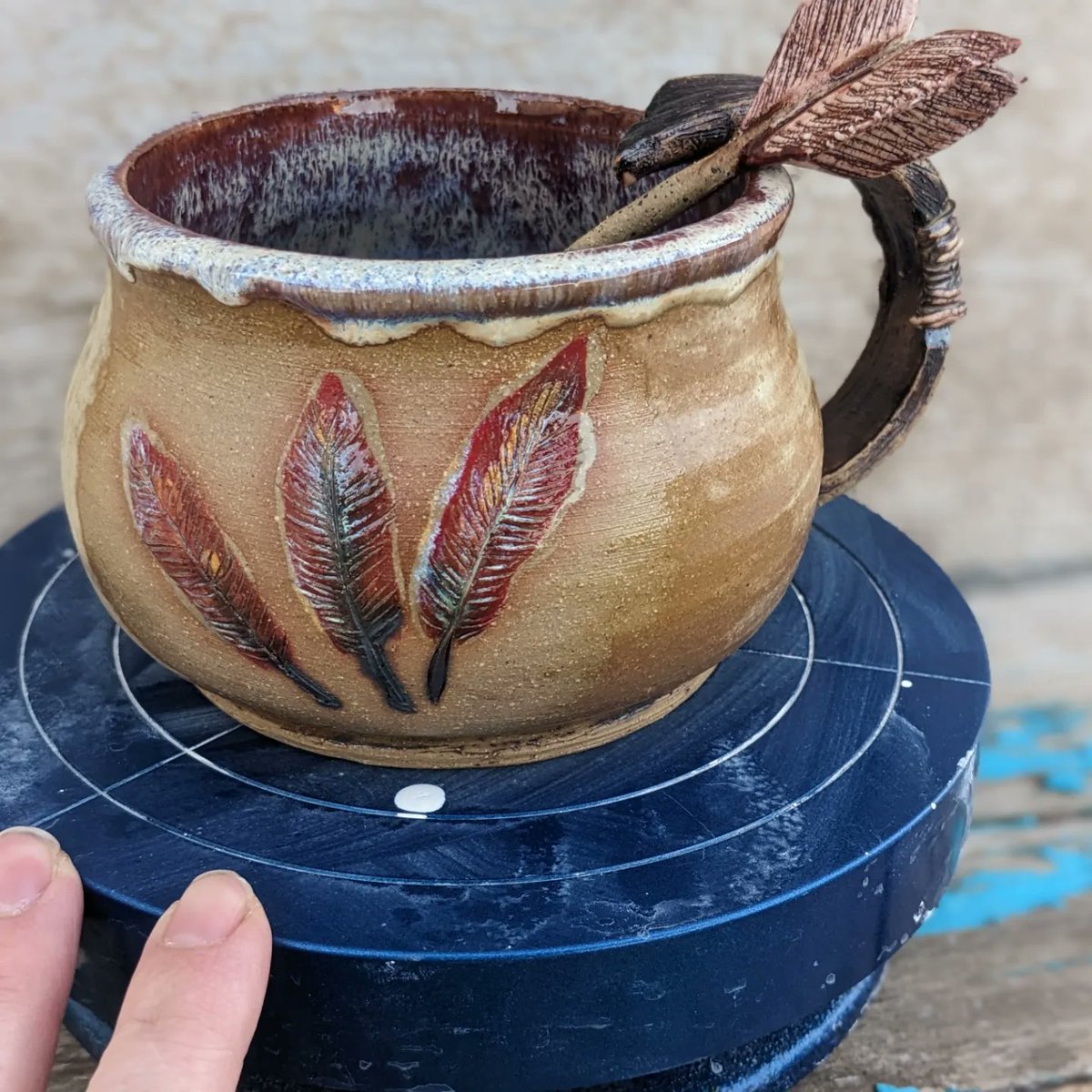 crashpixiepot's tweet image. Custom #DnD character mug: Lyndie Drinkwater, a halfling artificer. I got my coworker into #TTRPGs and I made her a mug for her character.