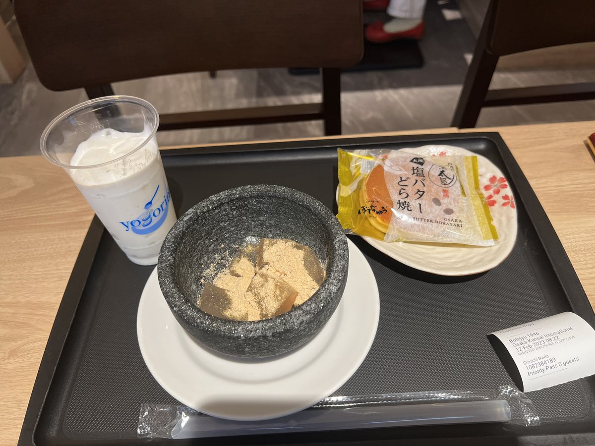 @関空
早く来たのはプライオリティパスでぼてじゆうの朝ごはんを頂くためです。
関西得意の炭水化物✖️炭水化物
お好み焼きにご飯セット  笑笑