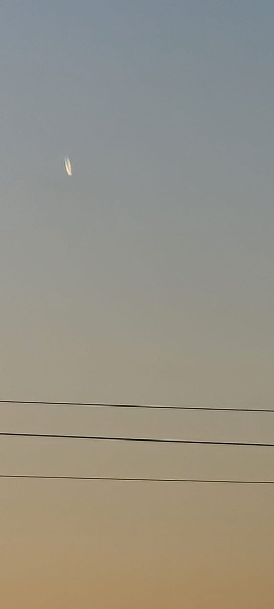 PranayRaiii's tweet photo. Around 5pm in Toronto 

#UAP #UFO #Canada #USA #NORAD https://t.co/6GX36sYQN3