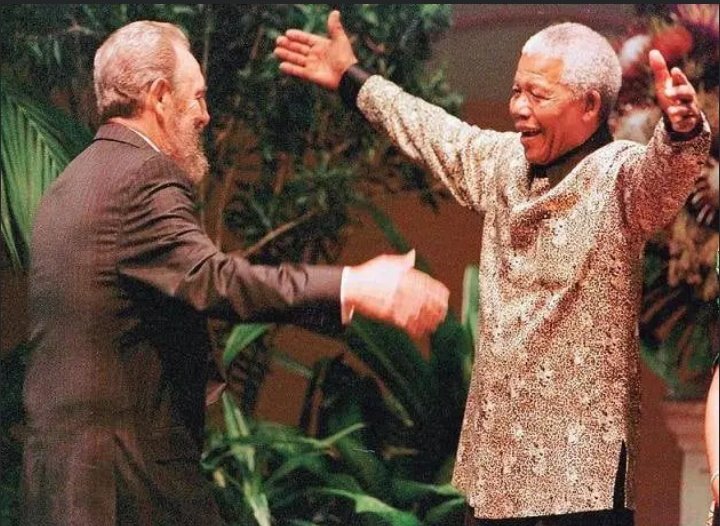 Un 11 de febrero d 1990 Nelson Mandela sale d la cárcel después de 27 años preso por el régimen racista d Sudáfrica.Mandela se convirtió en un símbolo d la lucha contra el apartheid dentro y fuera del país. Hoy más que nunca #MandelaVive y nuestra #IzquierdaUnida así lo recuerda.