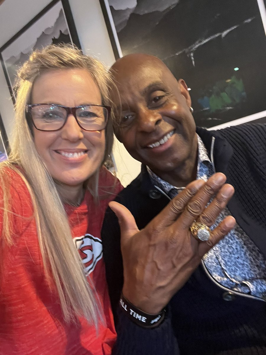Yea that is me and @JerryRice !!!
And yes that is THE RING 🤩🤩🤩 #downtownphoenix #SuperBowlExperience #SuperBowl  #chiefsgirl #hellyes @Chiefs #ChiefsKigndom