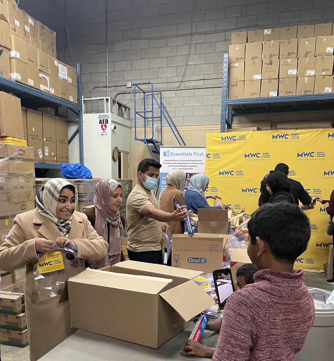 Maleehashahidrc's tweet photo. I’d like to thank @mwcanadaorg for inviting me to join them pack hygiene kits for those impacted by the disastrous earthquake in Turkey &amp; Syria. Privileged to meet all the amazing volunteers &amp; witness collaboration btw @essentials1stca &amp; Muslim welfare together packing 1500 kits. https://t.co/vEJvjQsgFM