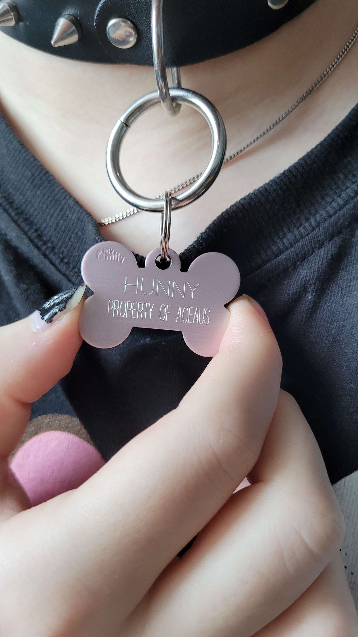 TW Pornstars - 2 pic. Hunnypaint + Io 🍯. Twitter. i really wanna get hunny  this collar for theyre new dog. 4:00 PM - 12 Feb 2023